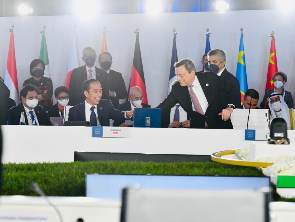 Presiden Joko Widodo menerima estafet presidensi G-20 dari Perdana Menteri Italia Mario Draghi pada akhir KTT G-20 di La Nuvola, Roma, 31 Oktober 2021.