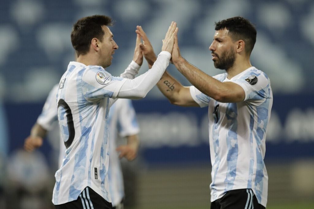 Penyerang timnas Argentina Lionel Messi (kiri) dan Sergio Aguero merayakan gol ke gawang Bolivia pada laga Copa America, di Stadion Arena Pantanal, Cuiaba, Brasil, 28 Juni 2021.