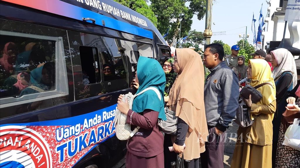 Warga menukarkan uang baru pada layanan kas keliling Bank Indonesia di Banjarnegara, Jateng, Senin (20/5/2019).