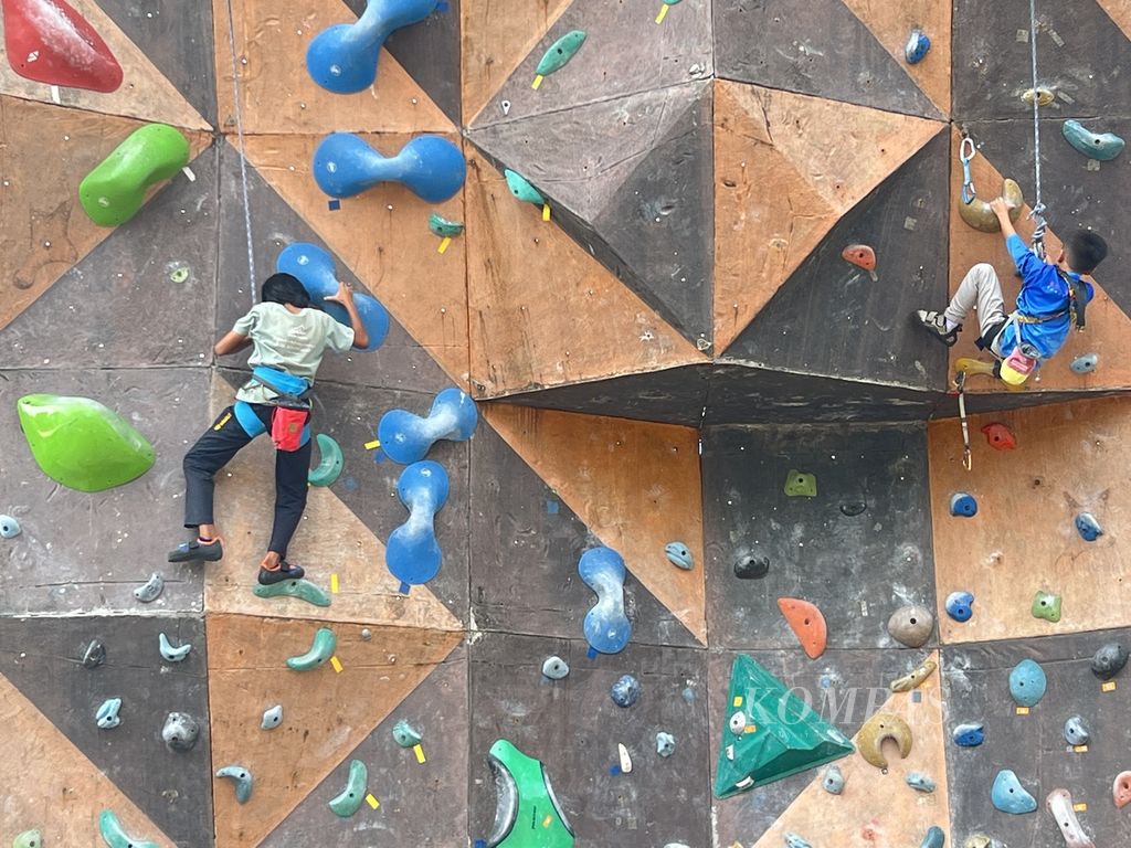 Dua siswa dari Nusantara Sports Climbing (NSC) tengah melakukan nomor <i>lead</i>. Tiap Senin, Rabu, dan Sabtu sore, puluhan anak berlatih di NSC pukul 14.00-18.00 WIB di FItriyani Climbing Arena, Klebengan, Yogyakarta.