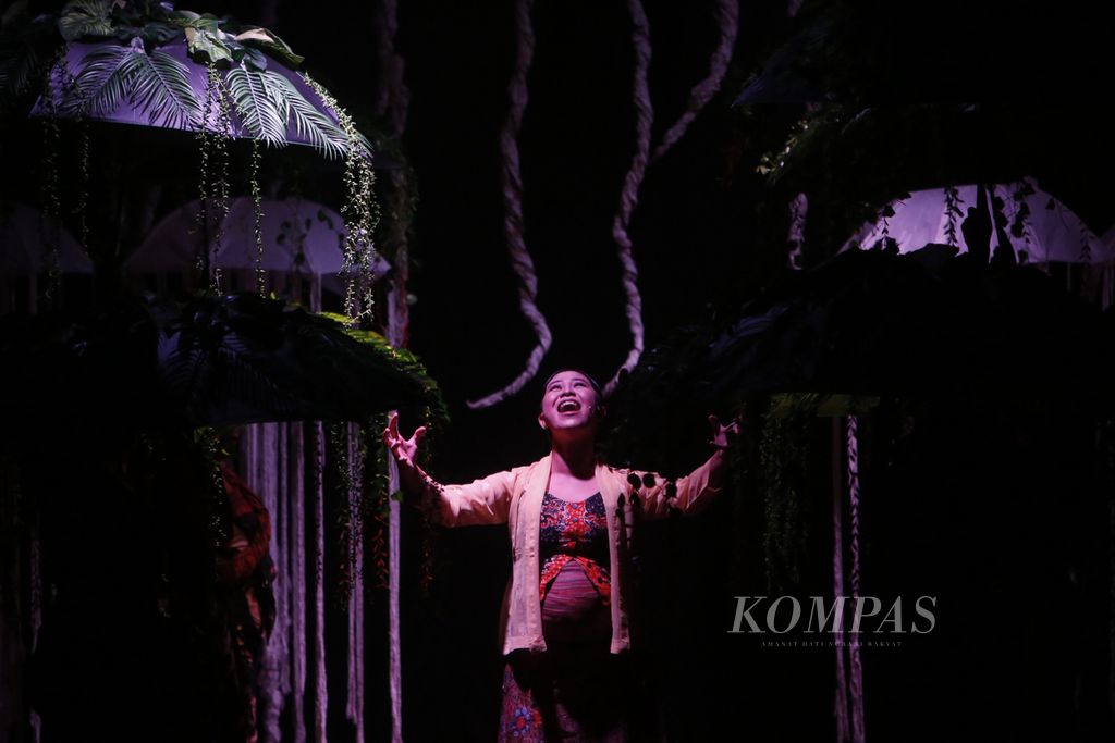  Swargaloka mementaskan pertunjukan musikal bertajuk <i>Ratapan di Timur Tanah Jawa</i> di Gedung Kesenian Wayang Orang Bharata, Jakarta, Senin (20/11/2023). Acara yang didukung oleh Bakti Budaya Djarum Foundation ini mengangkat cerita <i>urban legend </i>masyarakat Jawa, yaitu kerajaan jin di Alas Purwo, Banyuwangi, Jatim.