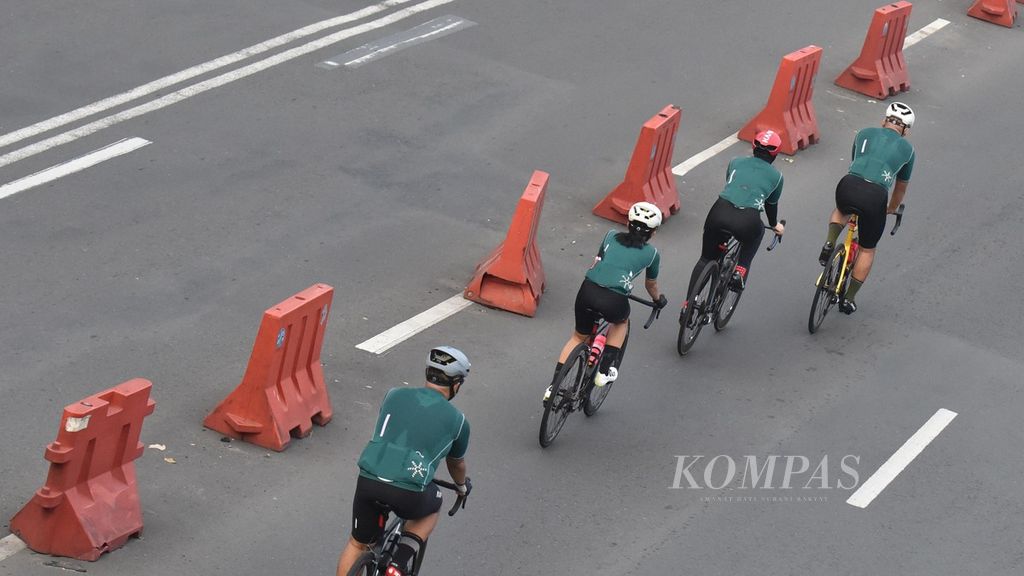 Para pengguna sepeda balap (<i>road bike</i>) melaju di luar jalur sepeda yang telah disediakan di Jalan Jenderal Sudirman, Jakarta, Minggu (6/6/2021).