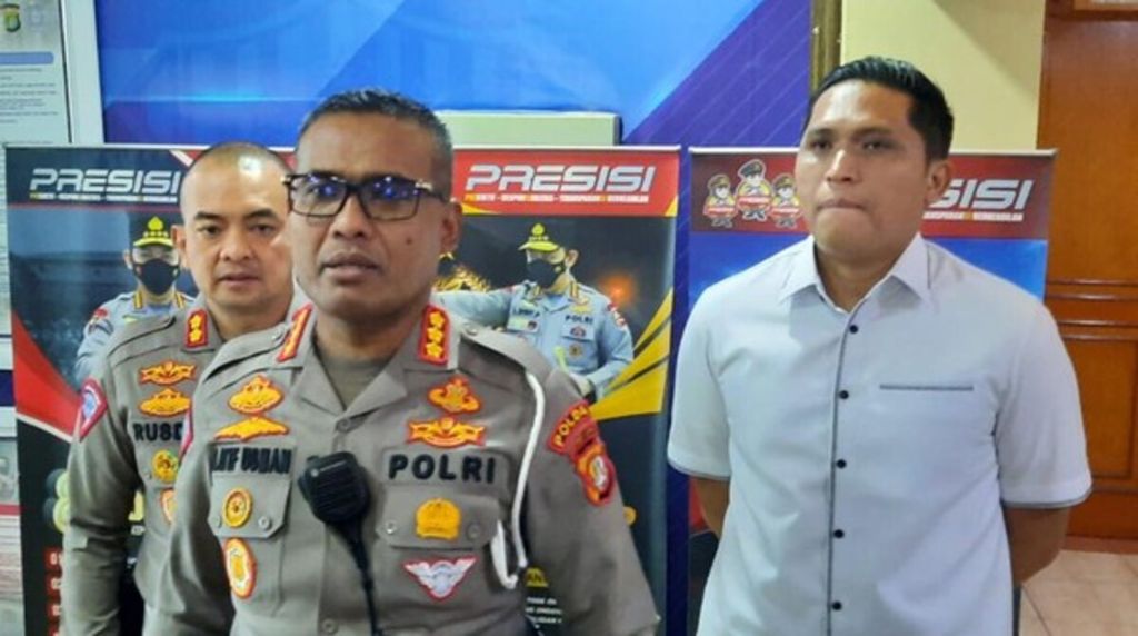 Direktur Lalu Lintas Polda Metro Jaya Komisaris Besar Latif Usman (tengah)