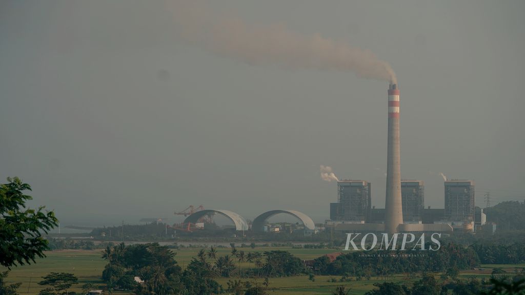 Pembangkit Listrik Tenaga Uap (PLTU) Palabuhanratu di Sukabumi, Jawa Barat, Kamis (4/8/2022). Sebagian besar listrik yang dihasilkan oleh PLTU yang memiliki kapasitas terpasang sebesar 3 x 350 MW ini untuk memasok kebutuhan listrik Jawa Barat bagian selatan.