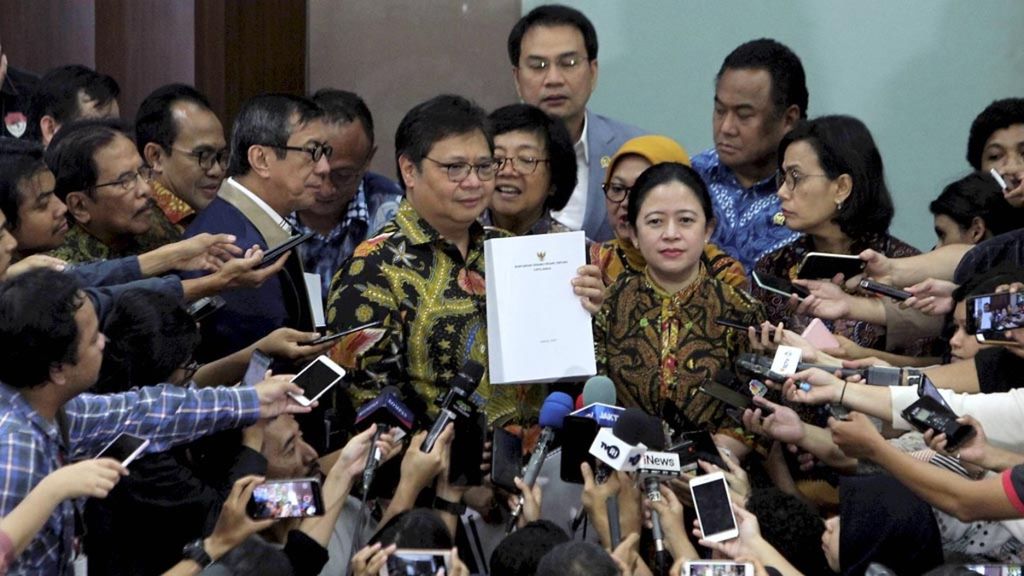 Coordinating Economic Minister Airlangga Hartarto (center left), accompanied by House of Representatives (DPR) Speaker Puan Maharani (center right), meets the press after a closed-door meeting on Wednesday (12/2/2020) at the Senayan legislative complex, Jakarta. The pair, accompanied by several other Cabinet members, presented the President’s Letter on the omnibus bill on job creation, which was delivered to the House on Feb. 12.