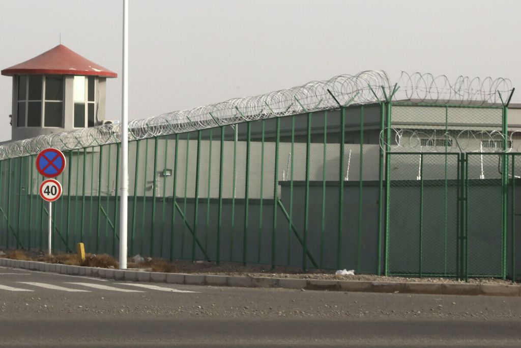 Dalam arsip foto pada 3 Desember 2018, terlihat menara penjaga dan pagar kawat berduri mengelilingi fasilitas penjara di Kawasan Industri Kunshan di Artux di Daerah Otonomi Uighur Xinjiang, China barat.