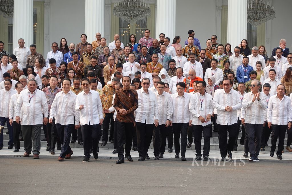 Presiden Joko Widodo berjalan di halaman Istana Merdeka seusai berfoto bersama peserta yang menghadiri peresmian pembukaan ASEAN Business and Investment Summit di Istana Negara, Jakarta, Jumat (1/9/2023). Saat memberikan sambutan pada acara tersebut, Kepala Negara meminta ASEAN memiliki strategi taktis dan luar biasa.