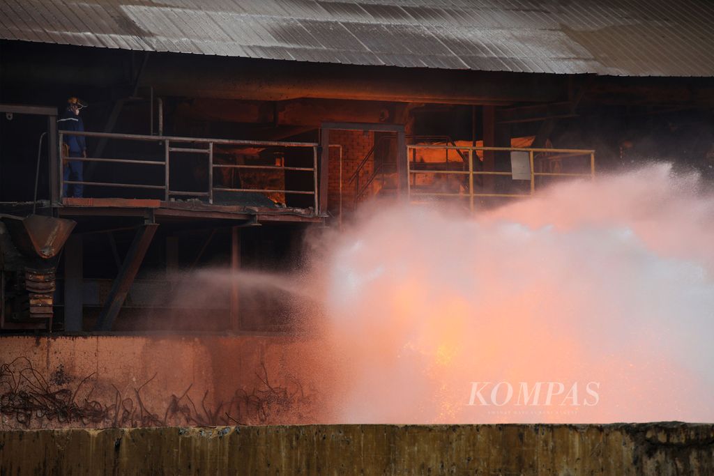 Pendinginan slag nikel, salah satu sisa hasil produksi pengolahan nikel berbentuk seperti pasir, di lokasi penambangan dan industri pengolahan nikel grup Harita Nickel di Pulau Obi, Halmahera Selatan, Maluku Utara, Rabu (3/7/2024).