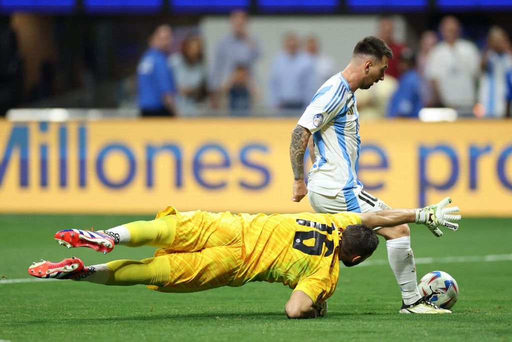 Penyerang Argentina Lionel Messi berebut bola dengan kiper Kanada Maxime Crepeau saat pertandingan Grup A Copa America 2024 antara Argentina vs Canada di Stadion Mercedes Benz, Atlanta, Jumat (21/6/2024) pagi WIB. Argentina menang atas Kanada, 2-0.