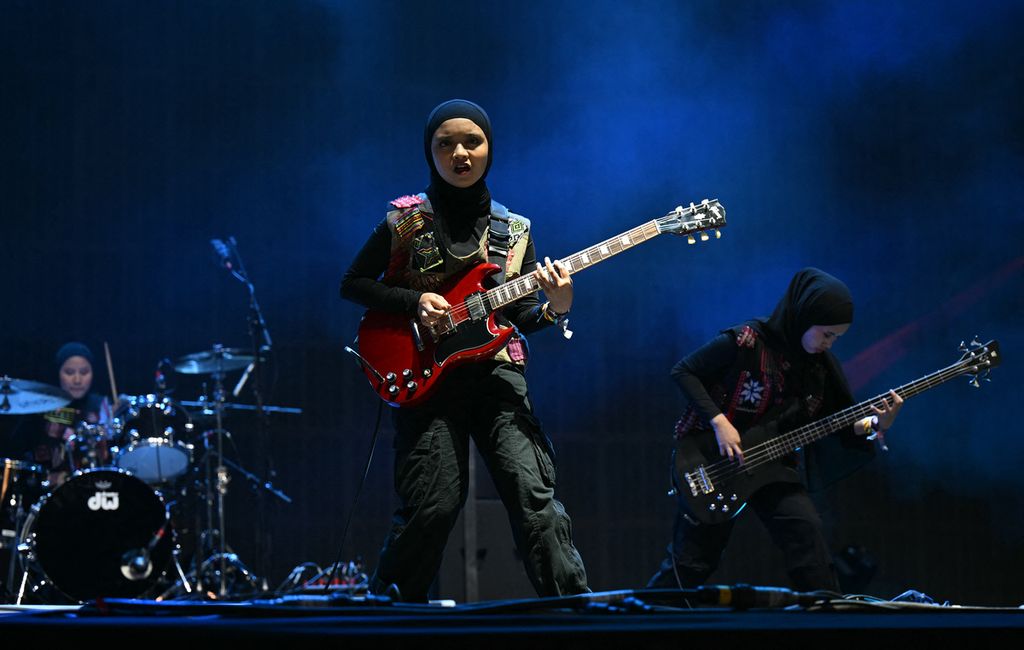 Band rock Indonesia, Voice of Baceprot, beranggotakan Firda Marsya Kurnia (tengah), Widi Rahmawati (kanan), dan drumer Euis Siti Aisyah, tampil di panggung Woodsies pada hari ketiga festival Glastonbury di Worthy Farm, di desa Pilton, Somerset, barat daya Inggris, Jumat (28/6/2024). 