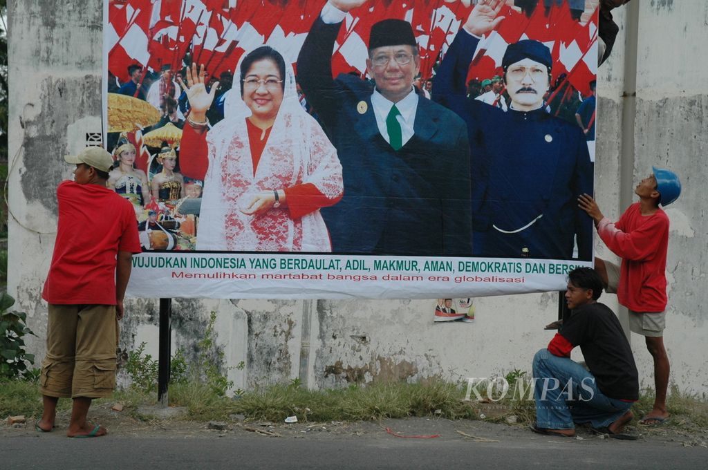 Approaching the presidential and vice-presidential candidate election on July 5th, the candidates have begun actively promoting themselves, such as installing billboards by one of the presidential candidates on Kyai Mojo Street, right beside the west side of Semanggi Solo Bridge, on Wednesday (9/6/2004).