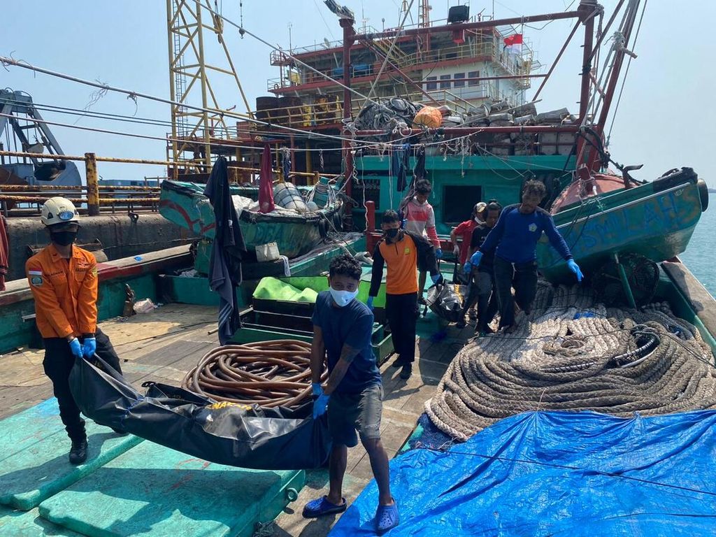 Proses evakuasi enam nelayan yang meninggal dunia dan nelayan lain yang sakit dari Kapal Motor Sri Mariana di Perairan Merak, Kota Cilegon, Banten, Minggu (4/8/2024).