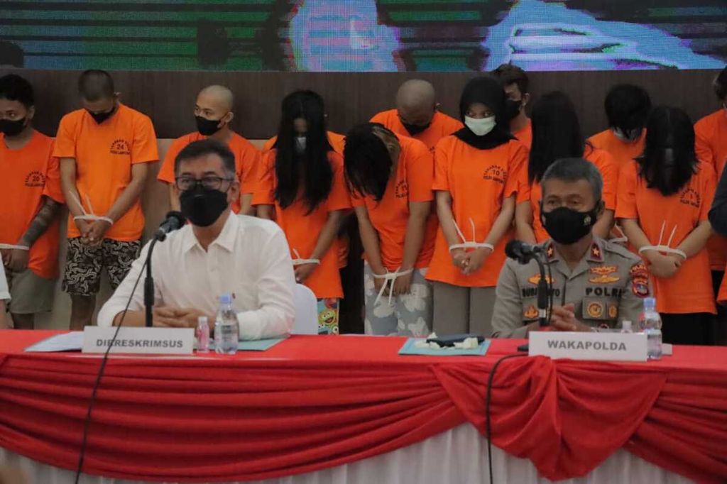Aparat Kepolisian Daerah Lampung menggelar konferensi pers terkait penangkapan 27 tersangka kasus judi <i>online</i>, Selasa (26/7/2022) di Markas Besar Polda Lampung.