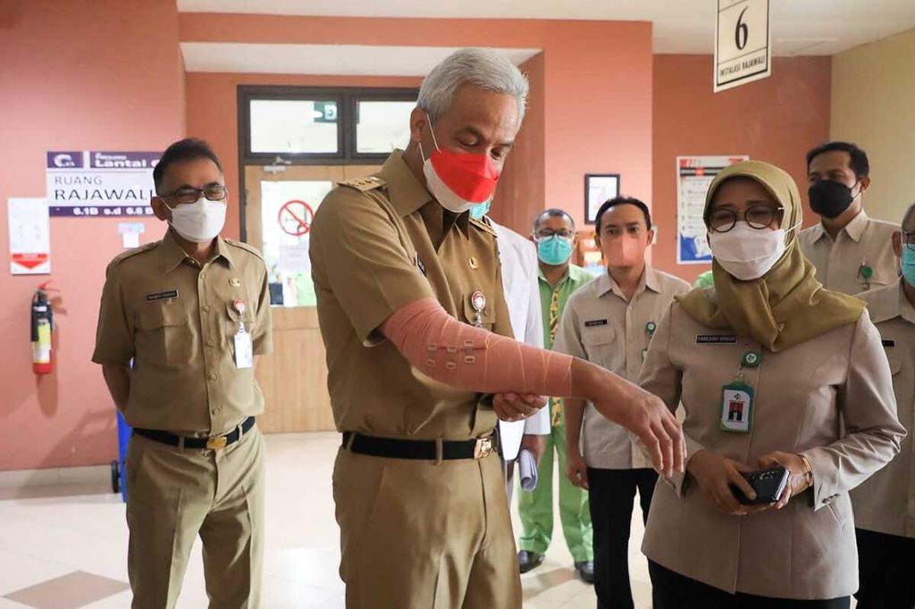Gubernur Jawa Tengah Ganjar Pranowo menunjukkan kondisi tangannya di sela-sela kunjungan ke ruang Rajawali RSUP dr Kariadi, Semarang, Jateng, Senin (7/2/2022).