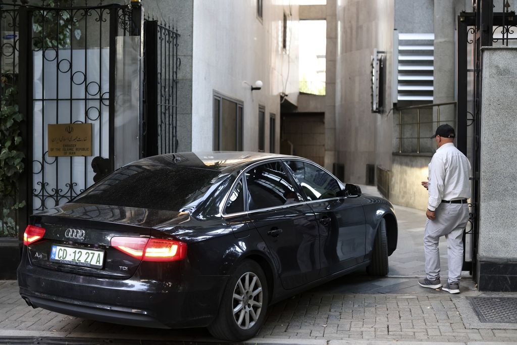 Sebuah mobil memasuki kantor Kedutaan Besar Iran di Tirana, Albania, Rabu (7/9/2022). Pemerintah Albania memutus hubungan diplomatik dengan Iran dan mengusir para diplomat Iran dari negeri mereka terkait kasus serangan siber sekitar dua bulan lalu. 