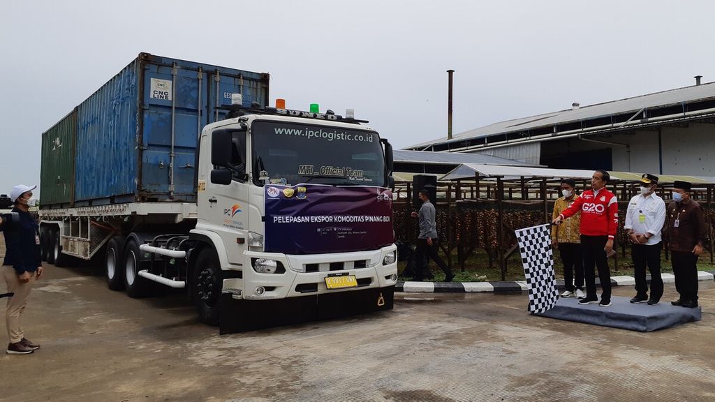 Presiden Joko Widodo melepas ekspor 126 ton pinang biji di Desa Pudak, Kumpeh Ulu, Kabupaten Muaro Jambi, Jambi, Kamis (7/4/2022). Komoditas itu perlu terus didukung agar menajdi komoditas besar penopang ekonomi.
