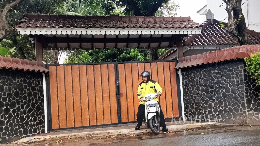 Seorang polisi keluar dari gerbang rumah nomor 20 di RT 005 RW 005, Jalan Mampang Prapatan IV, Kelurahan Tegal Parang, Jakarta Selatan, Sabtu (27/4/2024). 