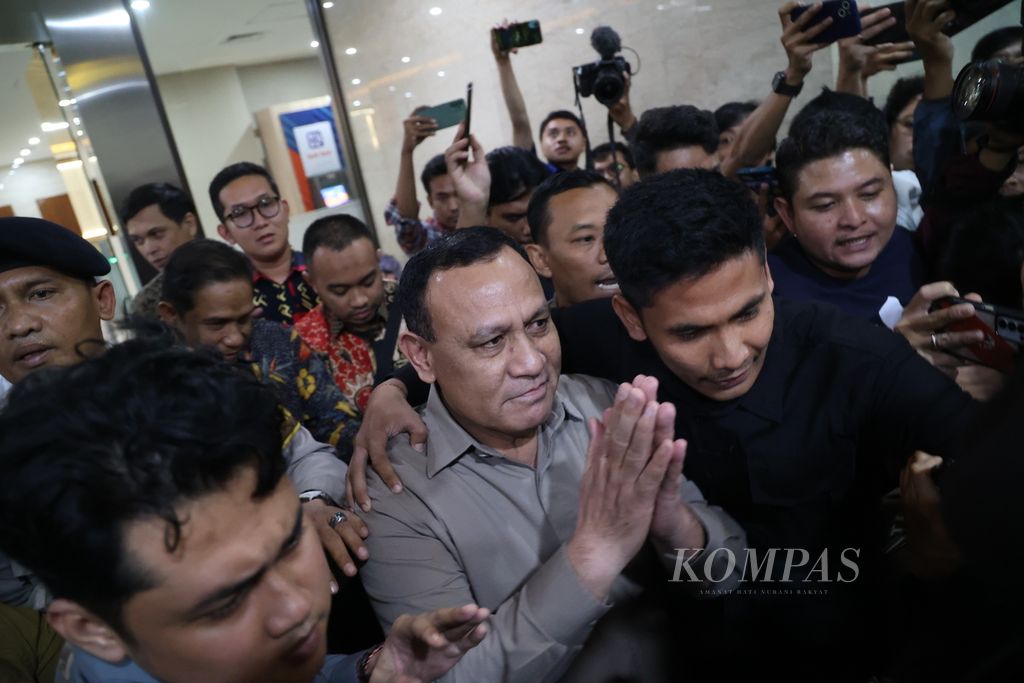 Ketua Komisi Pemberantasan Korupsi nonaktif Firli Bahuri seusai menjalani pemeriksaan di Bareskrim Mabes Polri, Jakarta, Jumat (1/12/2023). 
