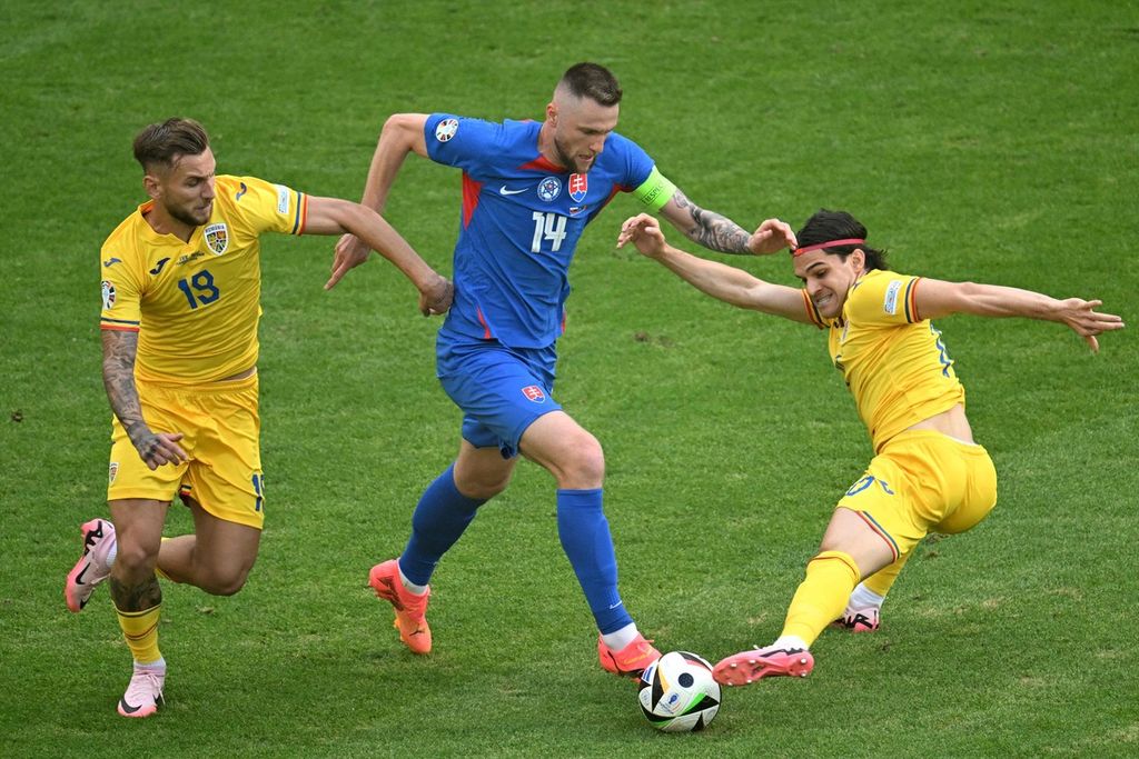 Bek Slowakia Milan Skriniar berebut bola dengan penyerang Romania Denis Dragus (kiri) dan bek Ianis Hagi dalam laga terakhir Grup E Piala Eropa 2024 di Stadion Frankfurt Arena, Jerman, Rabu (26/6/2024) malam WIB. Inggris akan melawan Slowakia pada laga babak 16 besar Piala Eropa, Minggu (30/6/2024).