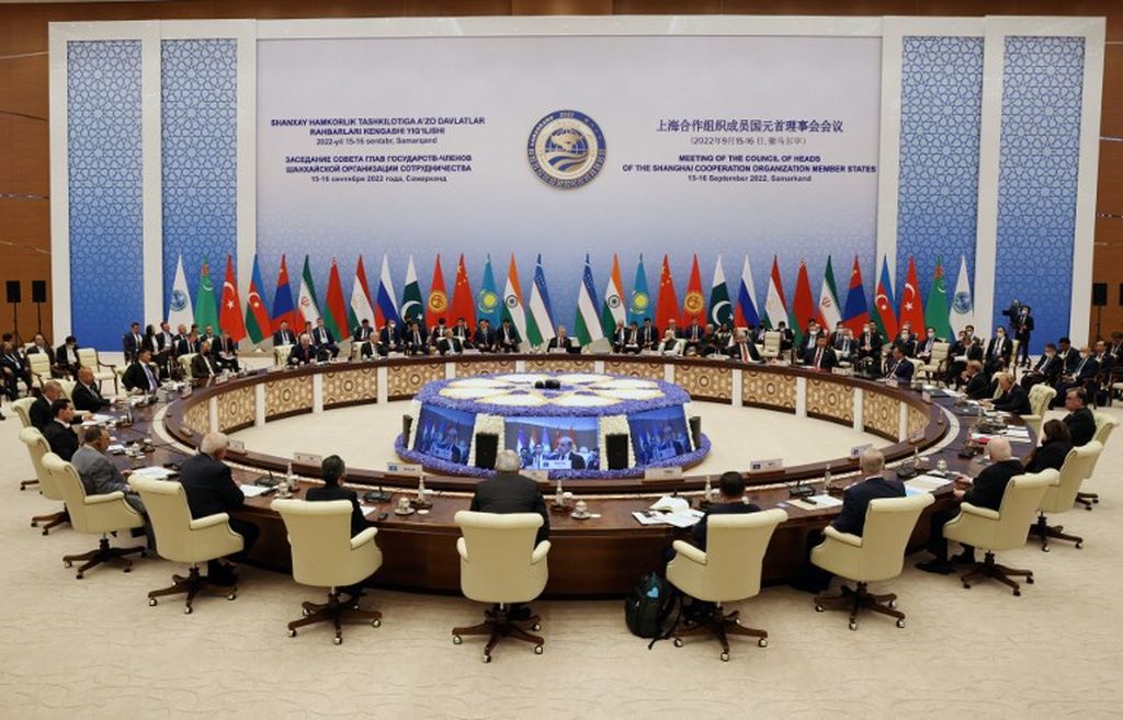 Para peserta menghadiri pertemuan dalam format yang diperluas pada KTT Organisasi Kerja Sama Shanghai (SCO) di Samarkand, Uzbekistan, Jumat, 16 September 2022.