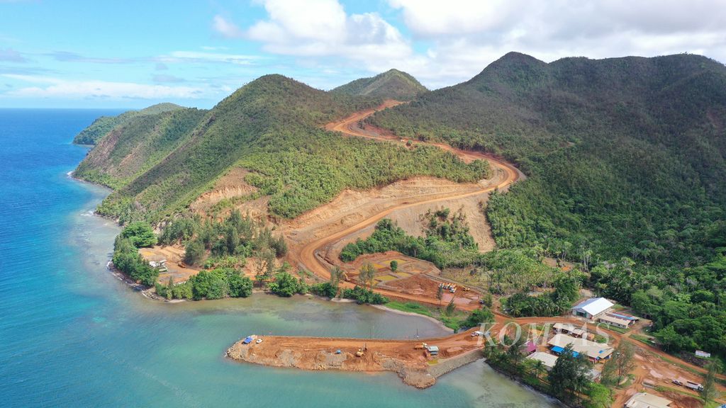Kawasan perbukitan yang menjadi lokasi penambangan di Pulau Gag, Raja Ampat, Papua Barat, Sabtu (5/6/2021). Penambangan material nikel di pulau itu saat ini masih terus berlangsung. 