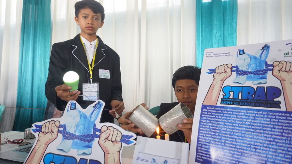 Muhammad Hanif dan Saifullah Ahmad siswa kelas VIII dari SMP Islam Terpadu Al Uswah Surabaya menunjukkan alat bernama “Strap” singkatan Sampah Plastik jadi Listrik dengan Peltier, Jumat (17/1/2020) pada pagelaran Al Irsyad Forum of Research and Experiment atau Airforce Fair 2020, di Purwokerto, Banyumas, Jawa Tengah.