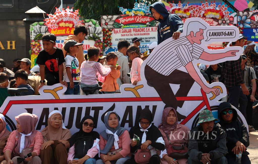 Warga dari berbagai daerah yang turut hadir dalam acara perpisahan Ganjar Pranowo sebagai Gubernur Jawa Tengah di Jalan Pahlawan, Kota Semarang, Jawa Tengah, Selasa (5/9/2023). 