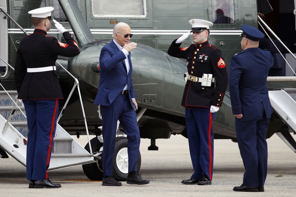 Presiden Amerika Serikat Joe Biden (kedua dari kiri) turun dari helikopter Marine One sebelum berpindah naik pesawat kepresidenan Air Force One di Pangkalan Angkatan Udara Andrews, Maryland, AS, untuk terbang ke Philadelphia, 18 April 2024. 