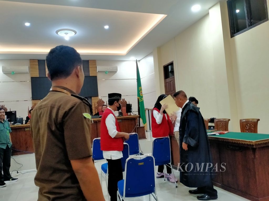 Adelia Putri Salma (25), warga asal Sumatera Selatan, didakwa menerima aliran uang miliaran rupiah dari bisnis narkoba menutupi wajahnya seusai menjalani sidang di Pengadilan Negeri Tanjung Karang, Bandar Lampung, Selasa (30/1/2024). 