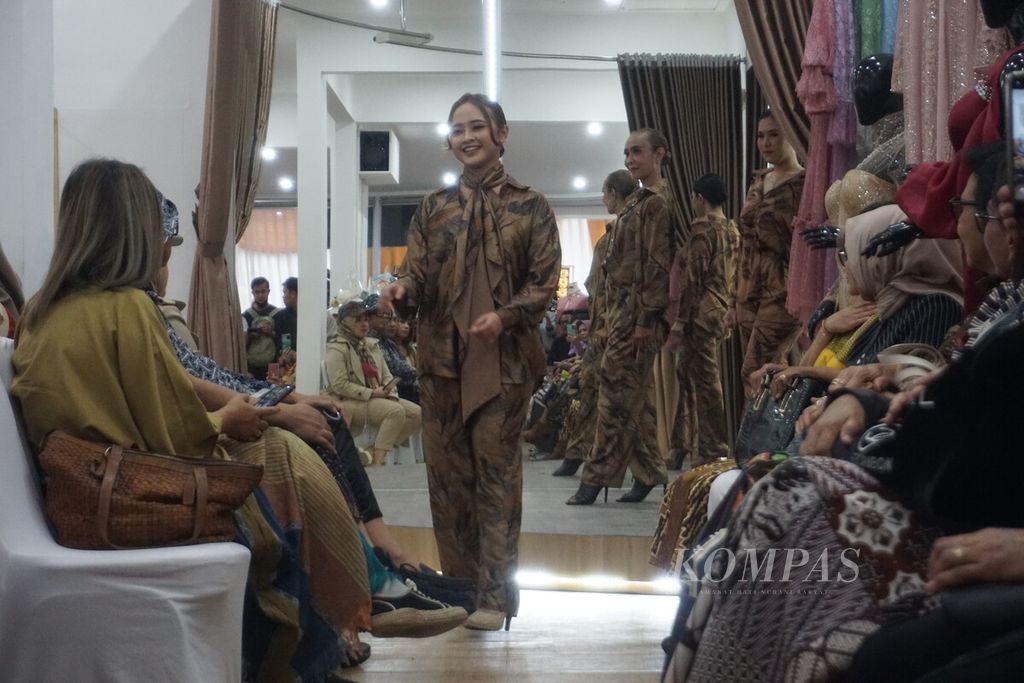 Mini Fashion Show digelar dalam pembukaan Arby Vembria Modeling School di Purwokerto, Banyumas, Jawa Tengah, Kamis (23/2/2023).