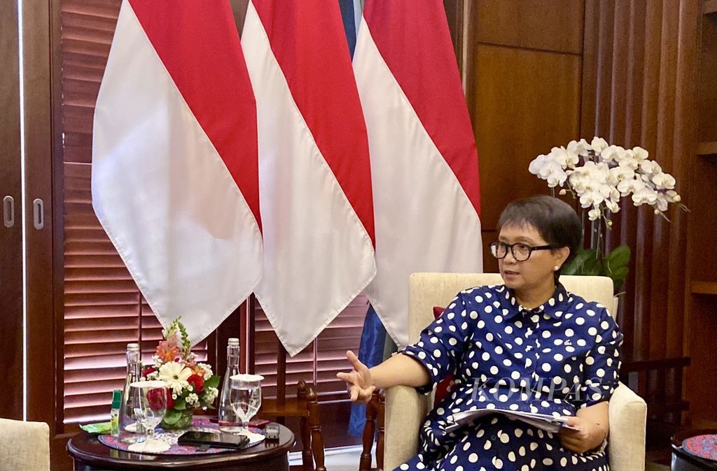 Menteri Luar Negeri RI Retno LP Marsudi memaparkan persiapan dan agenda Konferensi Tingkat Tinggi ASEAN dalam wawancara khusus dengan <i>Kompas</i> di kantor Kementerian Luar Negeri, Jakarta, Senin (28/8/2023). 