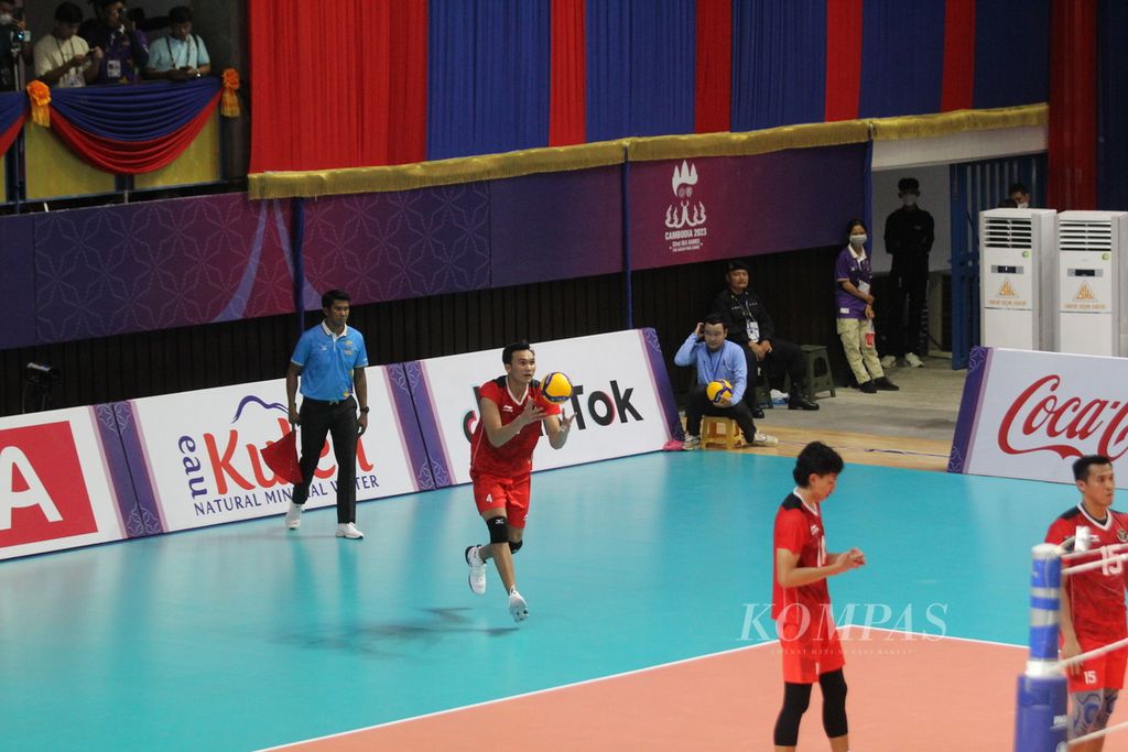 Pemain muda Hendra Kurniawan melakukan servis pada laga pertama grup A bola voli putra antara Indonesia dan Filipina di Olympic Complex Indoor Main Hall, Phnom Penh, Kamboja, Rabu (3/5/2023). 
