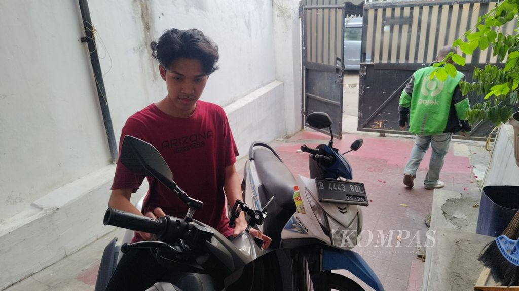  Fadilah Azhar (20), penghuni kos di Kebayoran Baru, sempat menjadi korban percobaan pencurian sepeda motor di Jakarta Selatan, 18 Juli 2023 silam. Saat ditemui, Selasa (15/8/2023), motornya mengalami kerusakan pada rumah kunci kontak.
