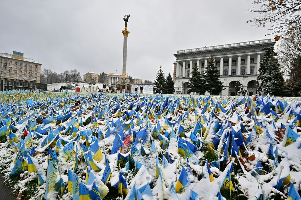 Salju mulai turun di Maidan Plaza yang terletak di pusat kota Kyiv, Ukraina, Kamis (17/11/2022). Kala suhu turun di bawah nol derajat celsius, jutaan orang Ukraina tidak bisa menghangatkan diri. Sebab, jaringan distribusi listrik dan gas rusak karena serangan Rusia.