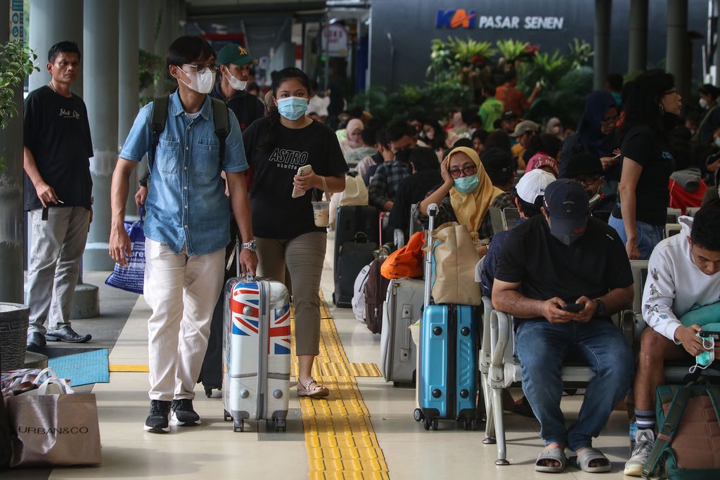 Lalu lalang penumpang di Stasiun Pasar Senen, Jakarta Pusat, Senin (2/1/2023). Volume kedatangan penumpang di Stasiun Pasar Senen meningkat setelah musim libur Natal dan Tahun Baru berakhir. Pada Senin (2/1/2023), 14.351 penumpang turun di Stasiun Pasar Senen. 