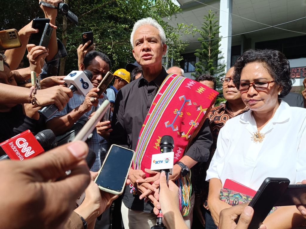 Calon presiden Ganjar Pranowo memberi keterangan kepada media di Sinode Gereja Masehi Injil Timur, Kupang, Nusa Tenggara Timur, Jumat (1/12/2023). 