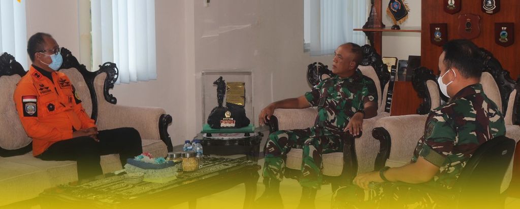 Komandan Pangkalan Angkatan Utama Angkatan Laut VII Kupang Laksma TNI Heribertus Yudho Warsono (tengah) dan Kepala Cabang Basarnas Kupang Emmy Freezer di Markas Lantamal VII Kupang, Rabu (23/3/2022).