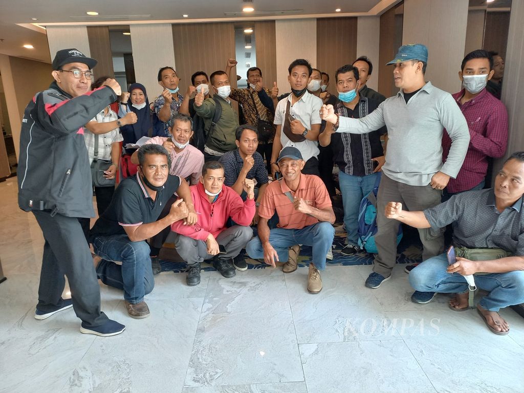 Para karyawan Hotel Ibis Malioboro berfoto bersama, Selasa (13/9/2022), di Yogyakarta. 
