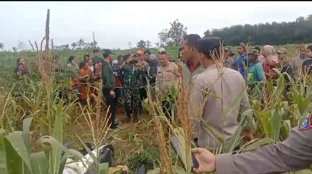 Aparat Polres Lampung Timur saat memeriksa lokasi penemuan mayat terbungkus karung di sebuah ladang jagung di Desa Rajabasa Lama, Kecamatan Labuhan Ratu, Kabupaten Lampung Timur, Lampung, Kamis (18/7/2024).