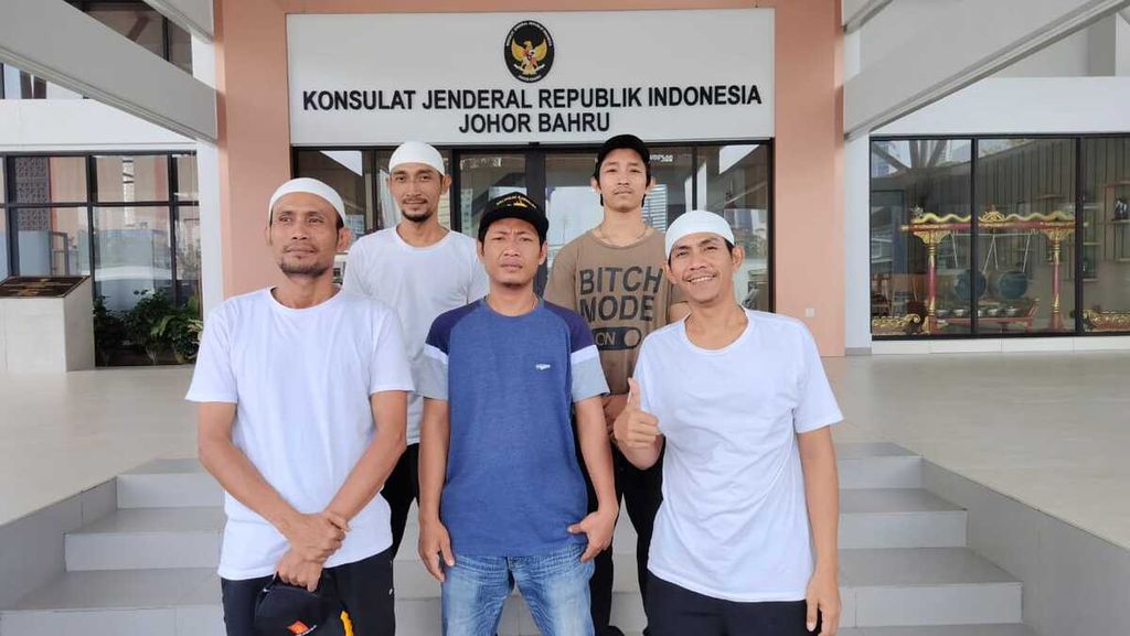 Lima perompak yang mengaku sebagai nelayan korban kapal tenggelam ditampung di tempat singgah sementara milik Konsulat Jenderal RI di Johor Bahru, Malaysia, Oktober 2023.