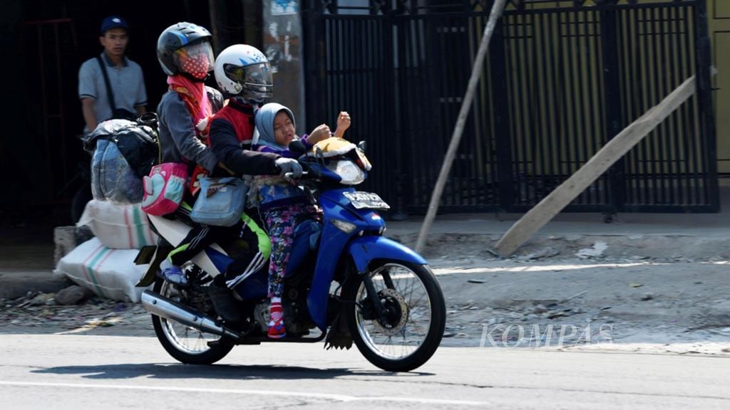 Pemudik yang menggunakan sepeda motor melintas di jalur pantura, Cirebon, Jawa Barat, Sabtu (1/6/2019).