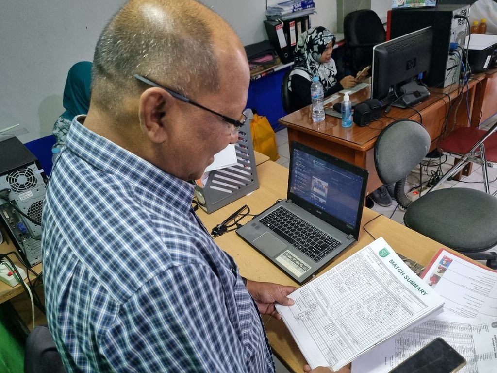 Direktur Amatir Persebaya Saleh Hanifah menunjukkan laporan pertandingan Liga Persebaya di kantor Persebaya Amatir, Surabaya, Jawa Timur, Kamis (22/6/2023). Kompetisi internal itu menjadi pabrik pemain untuk Persebaya.