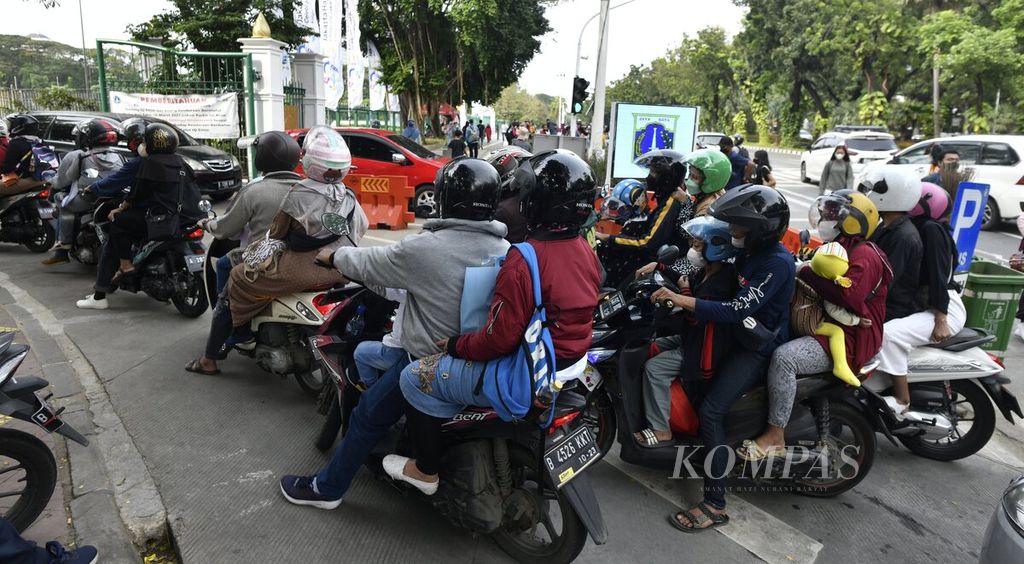 Warga yang mengendarai sepeda motor bergantian memasuki lapangan parkir IRTI Monas, Jakarta, Minggu (26/6/2022). Sejak kembali dibuka untuk umum dan wisatawan pada pekan lalu, animo pengunjung untuk datang ke kawasan Monumen Nasional relatif tinggi. 