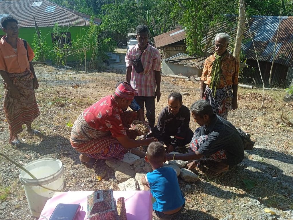 Ritus adat yang diselenggarakan masyarakat adat Amanuban Timor Tengah Selatan, Senin (30/11/2023), untuk menghormati arwah leluhur sebagai penjaga hutan, sumber air, dan lingkungan secara keseluruhan. Mereka khawatir kawasan ini pun diambil alih pemerintah seperti hutan adat di Besipae-Pubabu TTS.