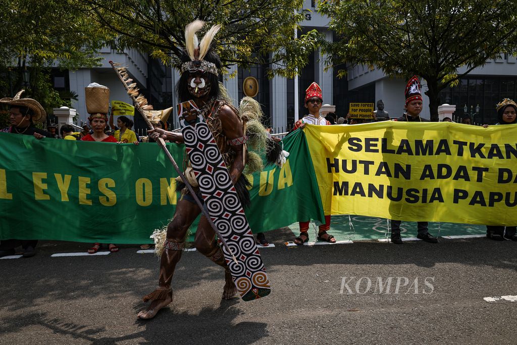 Perwakilan masyarakat adat suku Awyu dan Moi dari Papua menari di depan Gedung Mahkamah Agung, Jakarta, Senin (22/7/2024). 