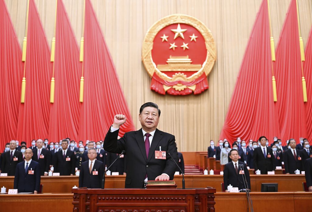Presiden China Xi Jinping mengucapkan sumpah setelah secara aklamasi terpilih sebagai presiden untuk masa jabatan ketiga dalam sidang Kongres Rakyat Nasional (NPC) di Gedung Balai Agung Rakyat di Beijing, China, JUmat (10/3/2023). 