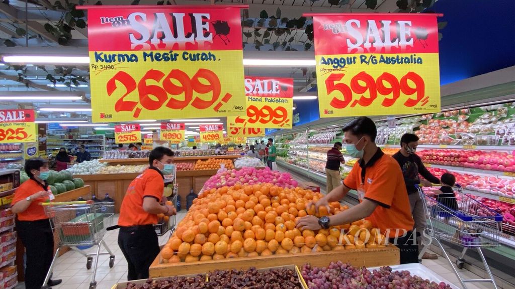 Aneka buah ditawarkan dengan harga diskon menjelang Lebaran ini di Pasar Swalayan Hari Hari Bintaro, Tangerang Selatan, Banten, Kamis (21/5/2020). 
