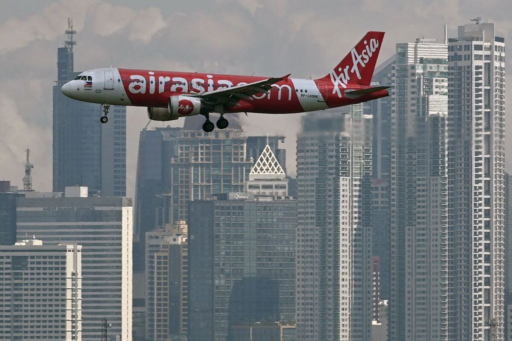 Pesawat Air Asia dalam proses mendarat di Bandara Internasional Ninoy Aquino, Manila, Filipina pada 19 Agustus 2023.