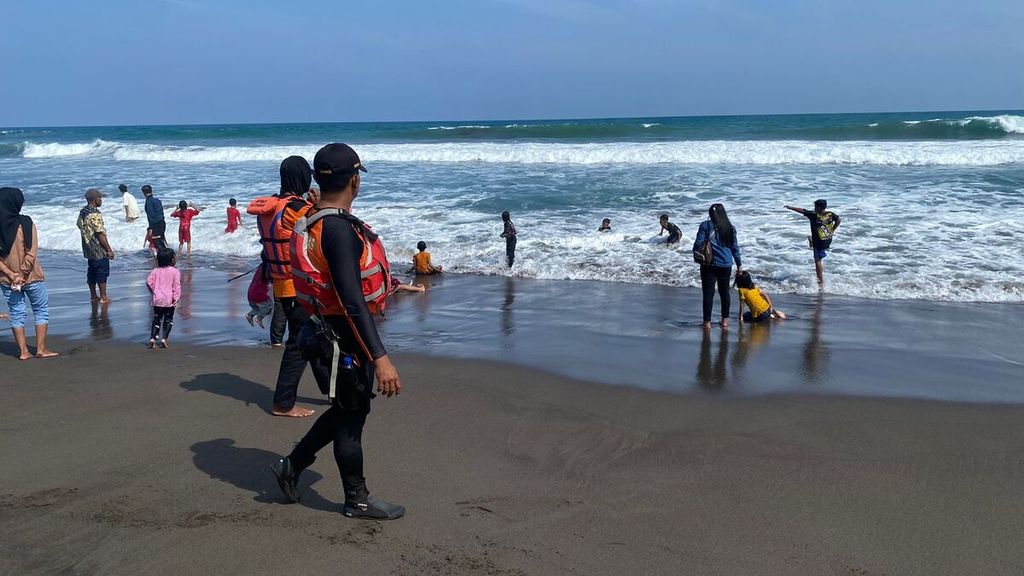 Tim SAR Gabungan dan Basarnas Cilacap menyisir Pantai Setrojenar di Kabupaten Kebumen, Jawa Tengah, Selasa (25/4/2023).