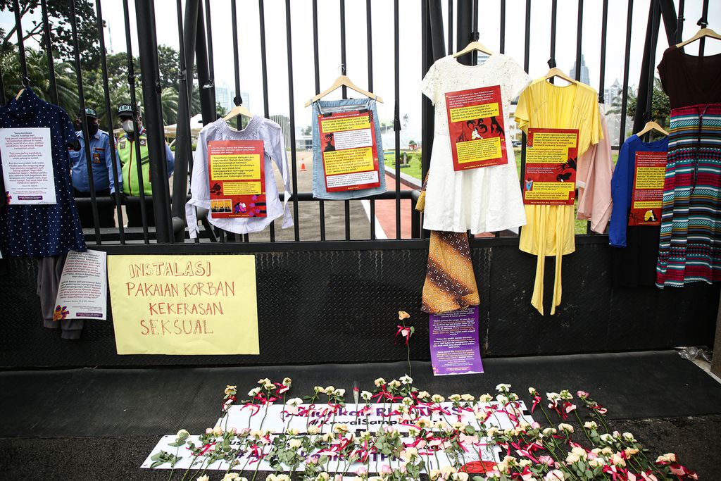 Instalasi pakaian kekerasan seksual menghiasi pagar gedung DPR, Jakarta, saat berlangsung unjuk rasa memperingati Hari Ibu, Rabu (22/12/2021). Pengunjuk rasa dari berbagai aliansi perempuan ini menuntut pengesahan terhadap Rancangan Undang-Undang Tindak Pidana Kekerasan Seksual atau RUU TPKS.